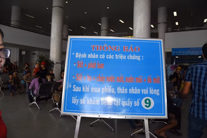 Bảng thông báo tại khoa Khám bệnh - Nhi đồng 2 nhằm mục đích lọc bệnh theo Bộ trưởng là chưa đạt yêu cầu.