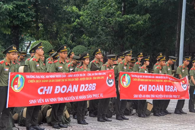 218 sinh viên của nhà trường trong lễ xuất quân.
