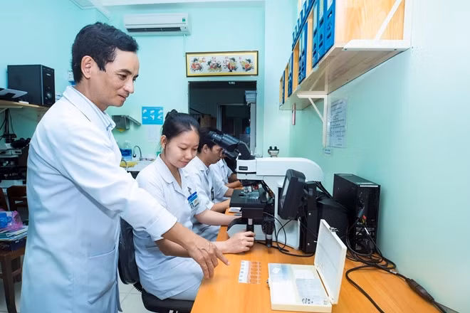Các kĩ thuật viên Bệnh viện Hùng Vương đang đọc kết quả tầm soát UTCTC trên máy ThinPrep Integrated Imager