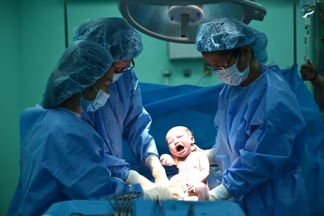 Ca mổ đẻ cho mẹ con sản phụ N.T.T. rất may mắn đã thành công, cứu được cả mẹ và con.