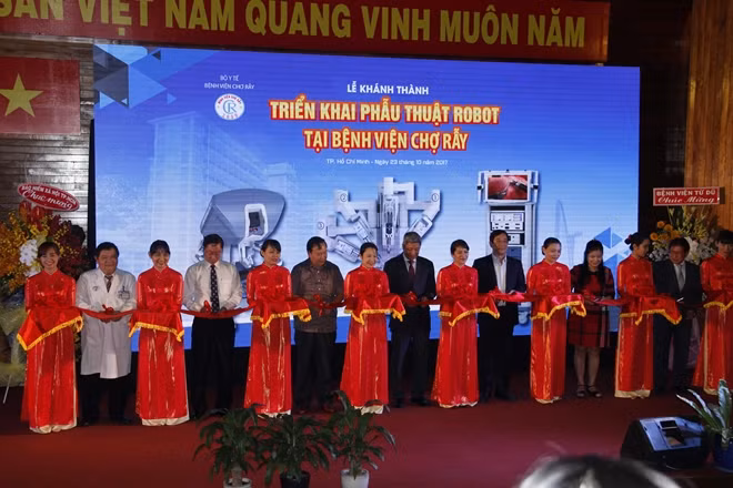 Buổi lễ khánh thành triển khai ứng dụng hệ thống Robot vào chữa bệnh tại BV Chợ Rẫy sáng 23-10