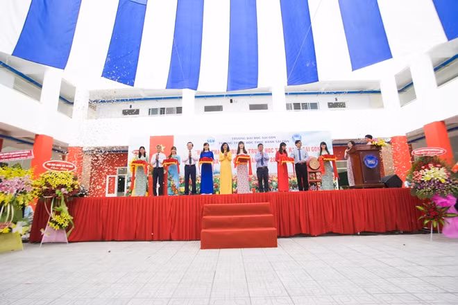 Lãnh đạo UBND TP, Sở GD-ĐT và Trường ĐH Sài Gòn cắt băng khánh thành cơ sở mới của Trường Trung học Thực hành Sài Gòn.