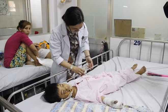 Bé trai 5 tuổi đang được BS Nhi đồng 1 tận tình chăm sóc.