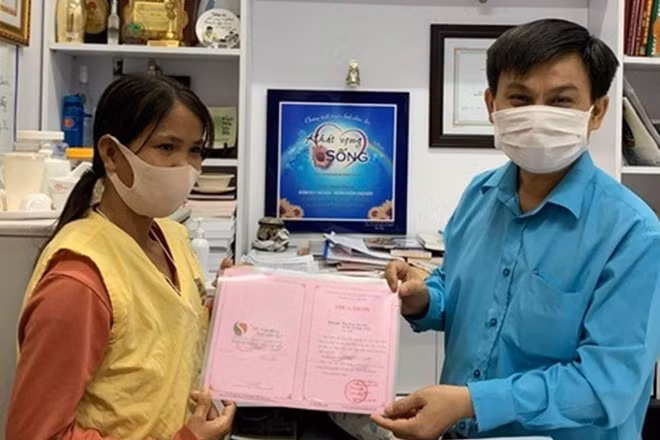 Ông Lê Minh Hiển (Trưởng Phòng Công tác xã hội Bệnh viện Chợ Rẫy,TP Hồ Chí Minh –bên phải) đã trao thư cảm ơn cho chị Bùi Thị Ngọc Tuổi (vợ người đàn ông bị rắn cắn), để cảm ơn vợ chồng chị đã trao tặng 80 triệu đồng cho một bệnh nhân nghèo.
