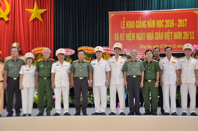 Lãnh đạo Bộ Công an, các đại biểu chụp hình lưu niệm với Ban giám hiệu nhà trường tại buổi lễ .
