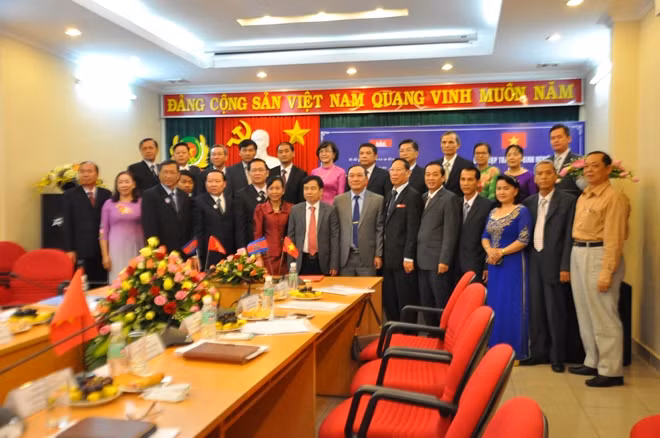Lãnh đạo Tổng cục Hậu cần -Kĩ thuật Bộ Công an, BV 30-4 và các thành viên đoàn công tác Campuchia cùng chụp hình lưu niệm.