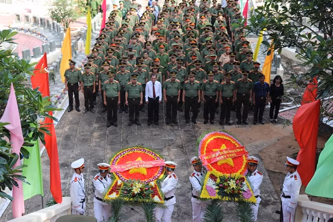 Trước buổi lễ khánh thành Nhà lưu niệm, Thứ trưởng Nguyễn Văn Thành cùng đoàn công tác cũng đã đến viếng Nghĩa trang liệt sỹ Quốc gia; Nghĩa trang liệt sỹ An ninh Trung ương Cục miền Nam tại khu vực Đồi 82