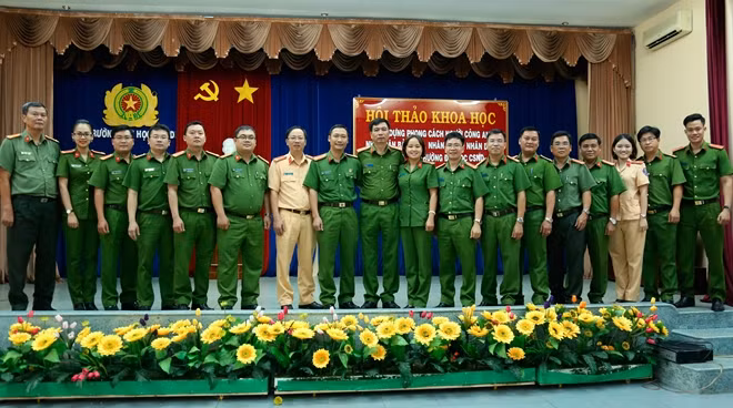 Các đại biểu tham dự chụp hình lưu niệm