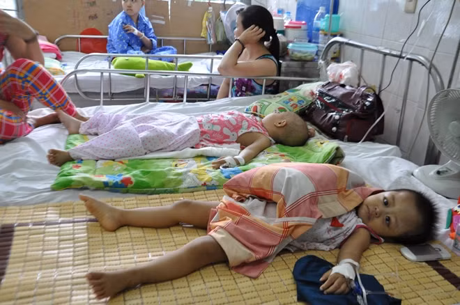 Ca cấp cứu “có một không hai”: Trẻ nhét cây thông cống dài nửa mét vào hậu môn ảnh 4