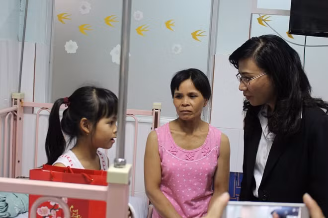 Bà Nguyễn Thị Thu-Phó Chủ tịch UBND TP trao quà cho các bệnh nhi.