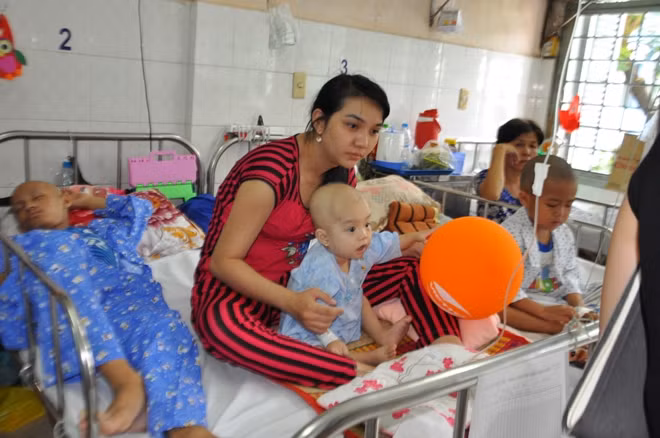 Bệnh viện Ung bướu dừng “chấm thầu” 1 năm với công ty bán thuốc cận date