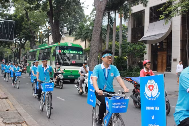 Đội cổ động diễu hành trên các con đường chính đưa thông điệp"chung tay vì cuộc sống"tới người dân TP Hồ Chí Minh