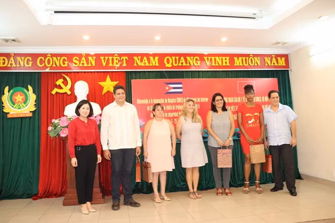 đại diện Cục Y tế Bộ công an trao quà cho các Chuyên gia y tế Cu ba