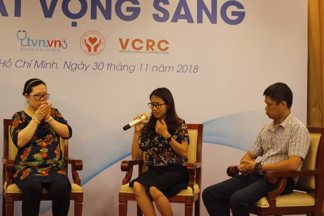 Mẹ bé Hải An giao lưu với các đại biểu tại buổi lễ ra mắt dự án.