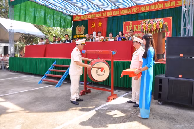 Thiếu tướng, Hiệu trưởng Nguyễn Mạnh Hà thực hiện nghi lễ đánh trống khai giảng năm học mới.