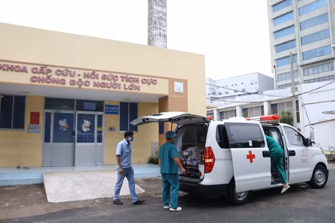 Chuẩn bị đưa bệnh nhân 91 ra xe cứu thương tại Bệnh viện Bệnh Nhiệt đới đưa về Bệnh viện Chợ Rẫy.