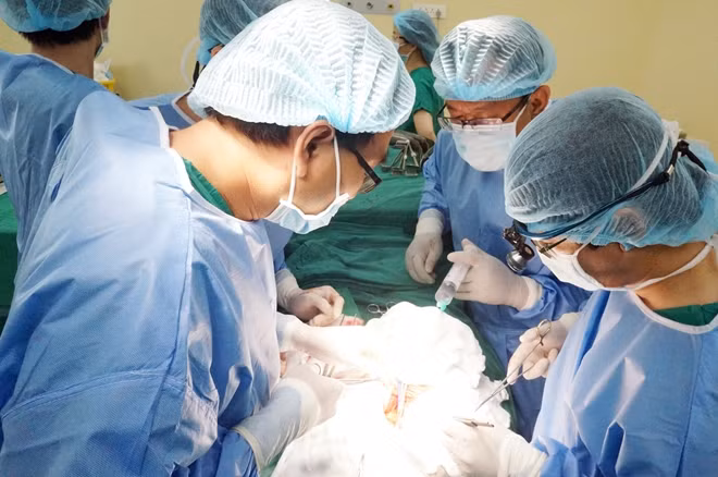 Ê kíp thực hiện ghép thận.
