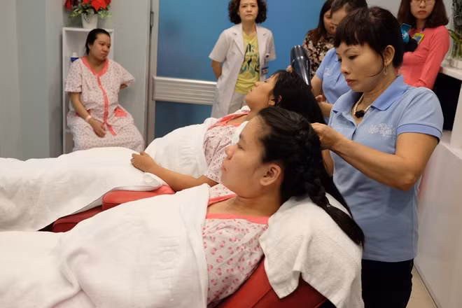 Đã có 3 giường gội phục vụ cho các thai phụ trong ngày đầu tiên triển khai dịch vụ trong sáng 20-3 tại BV Hùng Vương TP HCM.