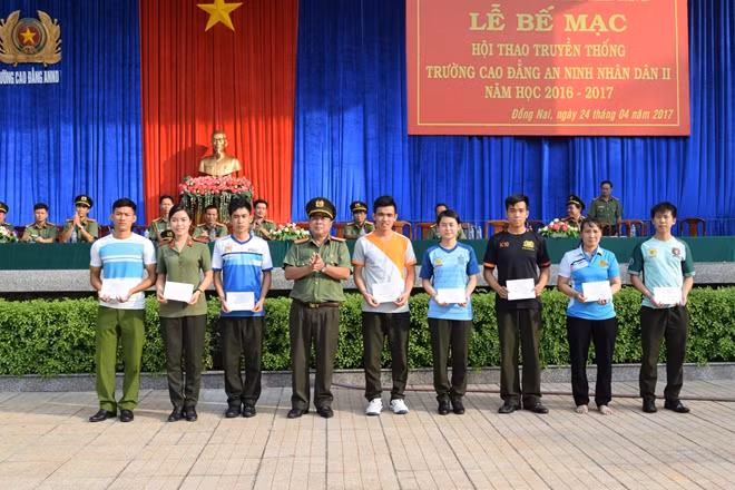 Đại tá Nguyễn Khắc Hoè, Phó Hiệu trưởng Nhà trường lên trao giấy chứng nhận của Nhà trường cho các cá nhân, tập thể có thành tích xuất sắc trong hội thi.