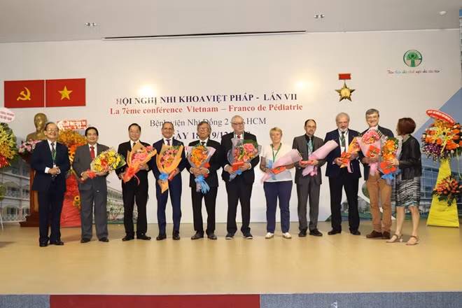 Các chuyên gia đầu ngành Nhi khoa hai bên cùng chụp hình lưu niệm.