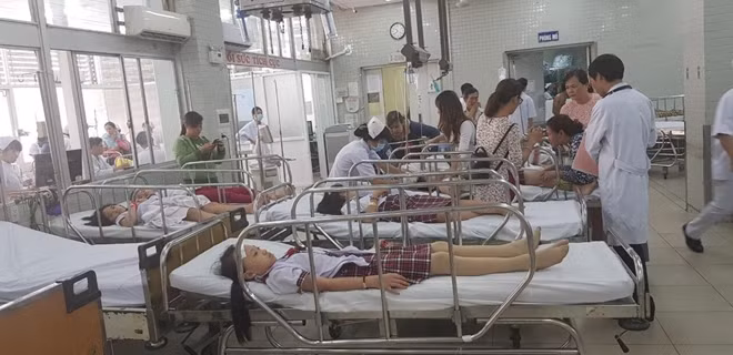 Các học sinh bị nạn đang được các y bác sĩ tại hai bệnh viện chăm sóc tích cực.