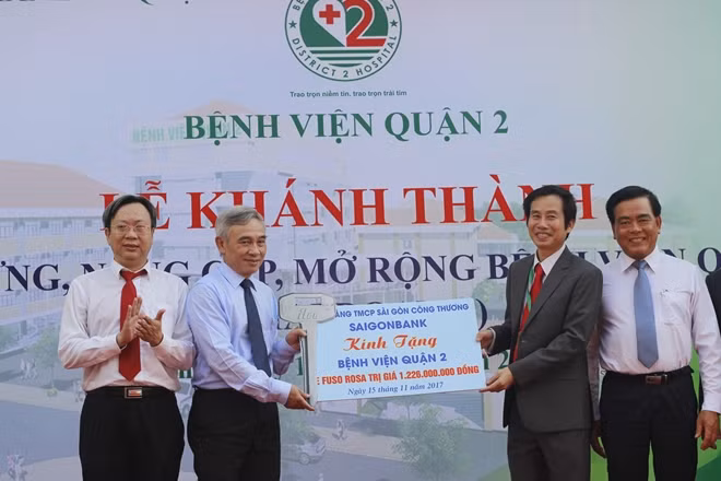 Bệnh viện tiếp nhận số tiền gần 1,3 tỉ đồng từ Ngân hàng thương mại cổ phần Sài Gòn Công Thương trao tặng để đầu tư mua xe 29 chỗ.