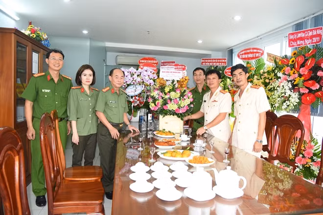 Đại tá Trần Kim Thẩm trao tặng lẵng hoa tươi thắm chúc mừng thầy trò nhà trường Đại học CSND và Cao đẳng CSND.
