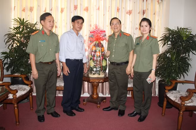 Đại tá Nguyễn Thanh Hải và đoàn công tác Báo CAND -CQĐD TP Hồ Chí Minh chúc mừng các bác sĩ Bệnh viện Chợ Rẫy.