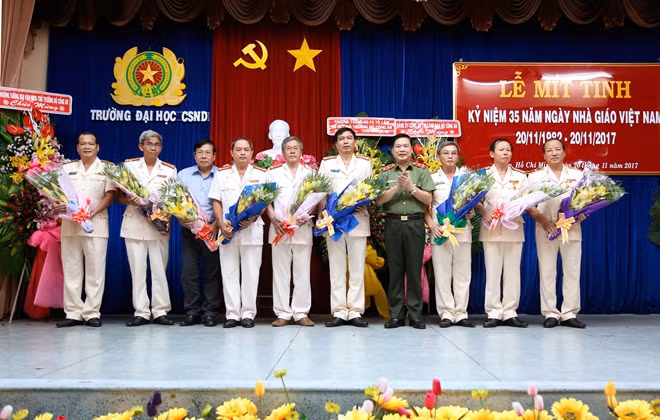 Trung tướng Nguyễn Xuân Mười tặng hoa cho lãnh đạo và Ban giám hiệu Nhà Trường Đại học CSND