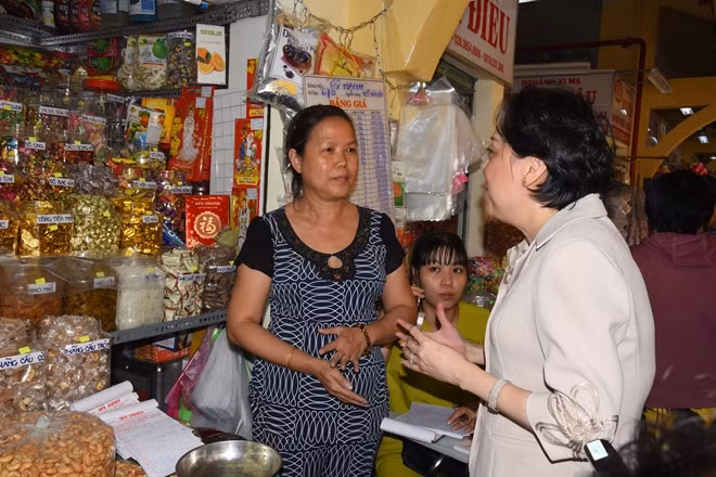 Bà Lan phân tích với tiểu thương kinh doanh thực phẩm: chất lượng hàng hoá nằm ở chính lương tâm người bán hàng.