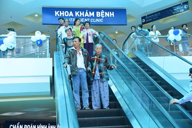 Bà con Vĩnh Long thưởng thức cảm giác đi bệnh viện chất lượng cao ngay tại vùng sông nước.
