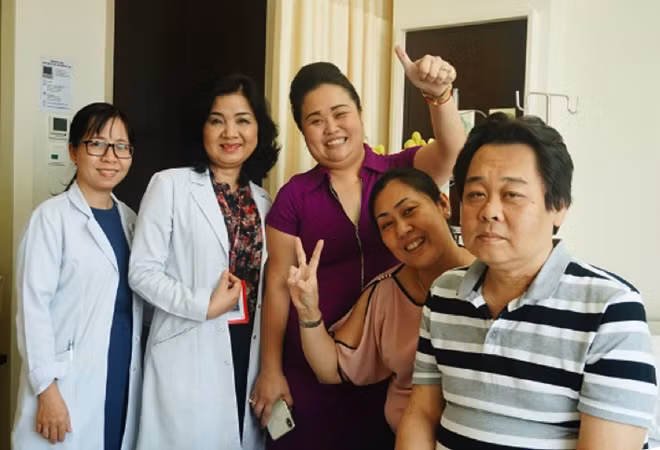 Nam bệnh nhân ( áo kẻ bìa phải) mắc hàng loạt bệnh lý: phù phổi cấp, nhiễm trùng tiết niệu, suy thận cấp trên nền suy thận mạn giai đoạn IV, tăng 15 kg strong 5 ngày đã được cứu sống từ chương trình City -Plus.