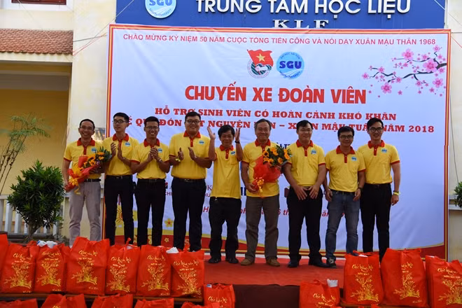 Thầy Phạm Hoàng Quân-Hiệu trưởng trường ĐH Sài Gòn tặng hoa động viên các "tình nguyện viên" thma gia trong chương trình.