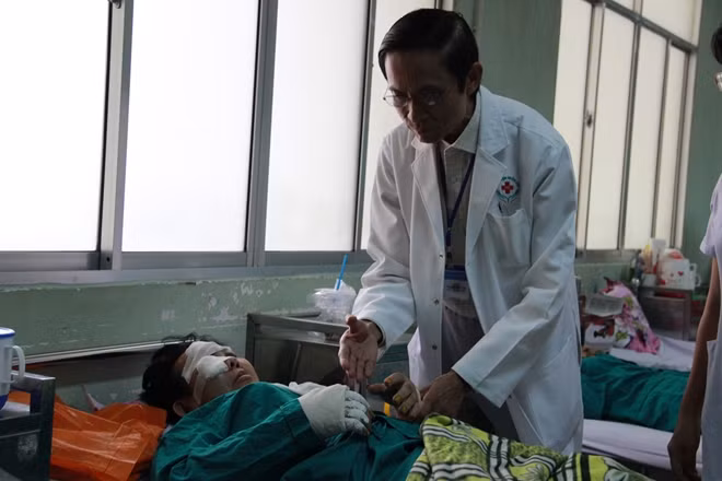 BS Nguyễn Đình Phú thăm khám cho một trong những nạn nhân bị thương trong vụ tai nạn.
