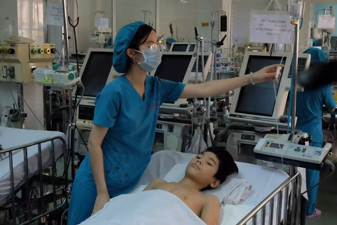 Cháu T đã được mổ thành công khối u lớn chèn ép gây liệt chi.