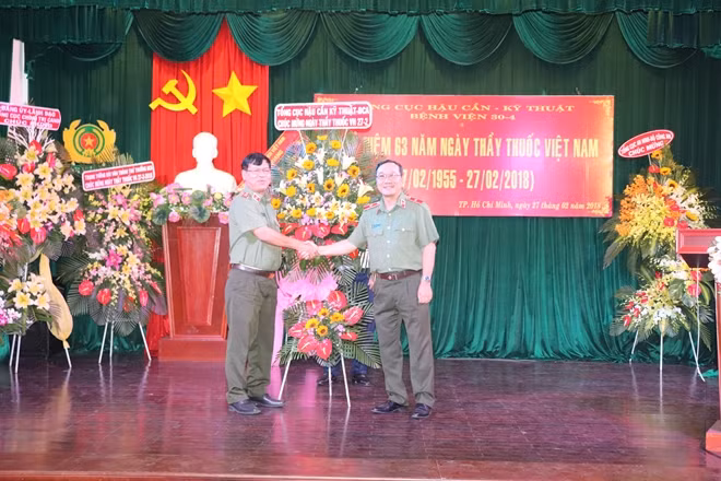 Trung tướng Ksor Nham trao tặng lẵng hoa chúc mừng các bác sĩ BV 30-4.