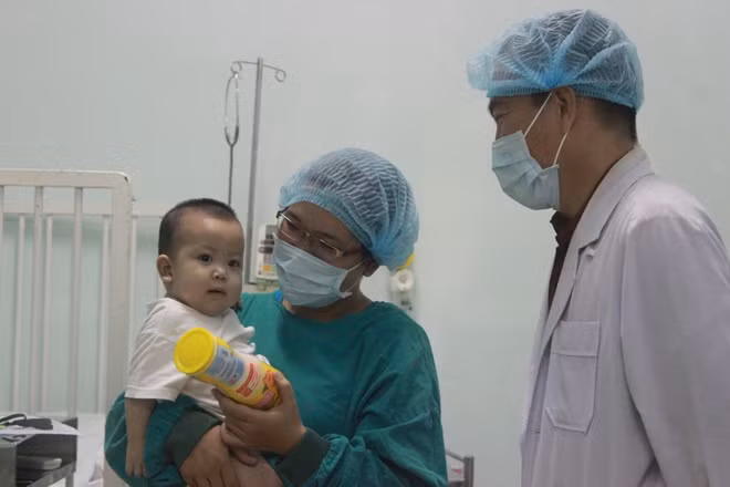 Bệnh Nhi trong vòng tay yêu thương của các bác sĩ, xuất viện khoẻ mạnh.