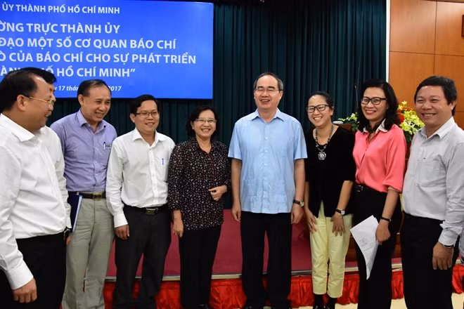 Bí thư Thành uỷ Nguyễn Thiện Nhân trao đổi với các đại biểu bên lề cuộc gặp gỡ.