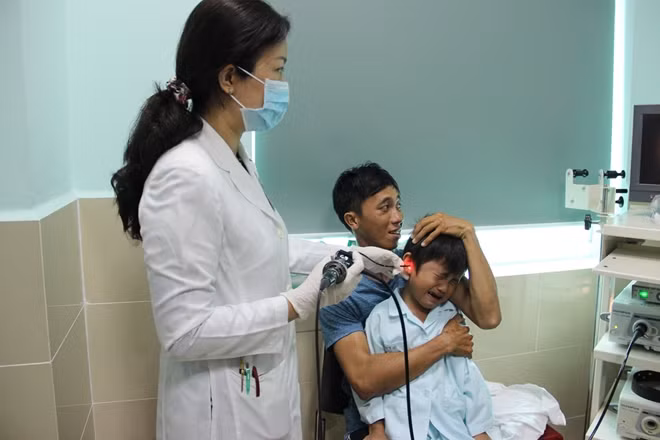Bé trai đã được lấy dị vật thành công nhưng di chứng để lại còn tiếp tục được theo dõi.