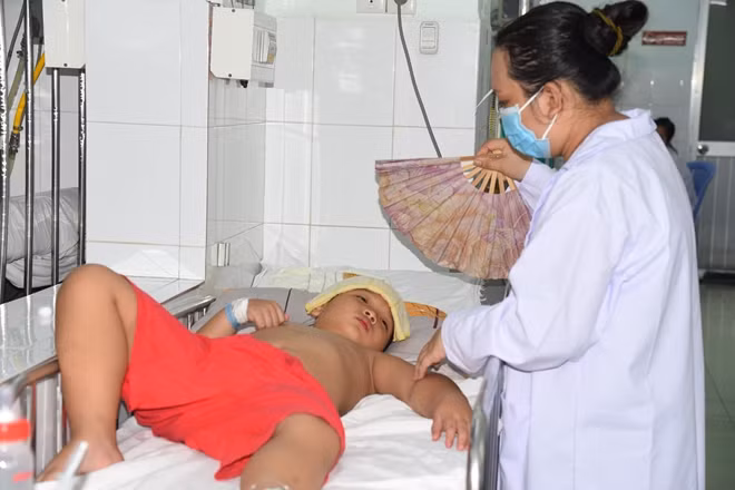 Trẻ mắc sốt xuất huyết được điều trị tại BV Nhi Đồng Thành phố .