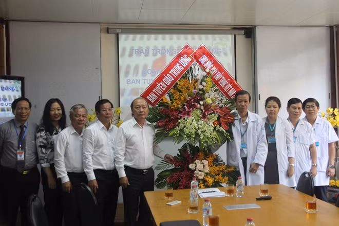 Đoàn công tác của Ban Tuyên giáo Trung ương chụp hình lưu niệm với y bác sĩ trong BV Bệnh Nhiệt Đới.