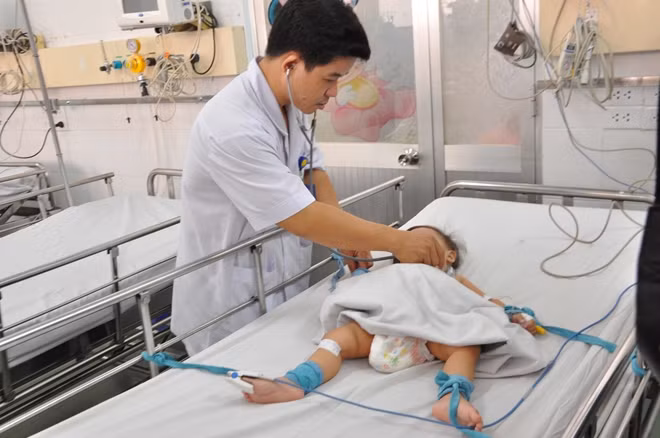 Trẻ mắc bệnh tay chân miệng nặng được chăm sóc tại Nhi Đồng 1.