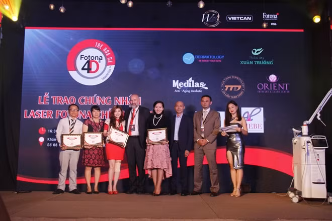 Trao Chứng nhận tại buổi Toạ đàm cho các cơ sở tại địa bàn TP HCM có sử dụng thiết bị "Laser Fotona 4D" chính hãng.