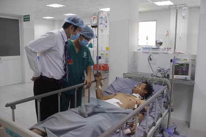 Vỡ đại tràng do tai nạn lao động rơi thanh sắt trúng bụng
