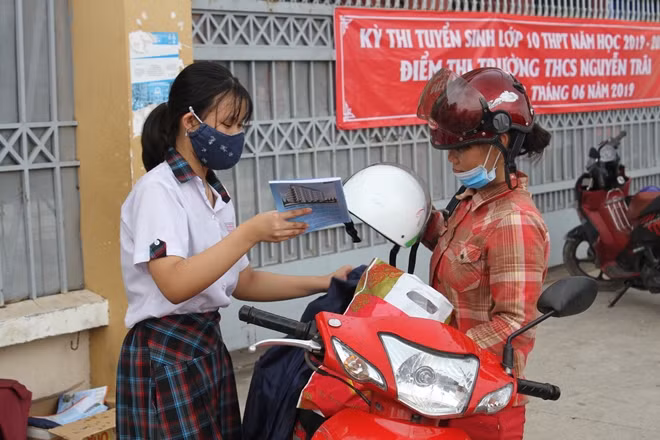 Chia sẻ với mẹ về đề thi văn trong tâm trạng vui và phấn khởi .