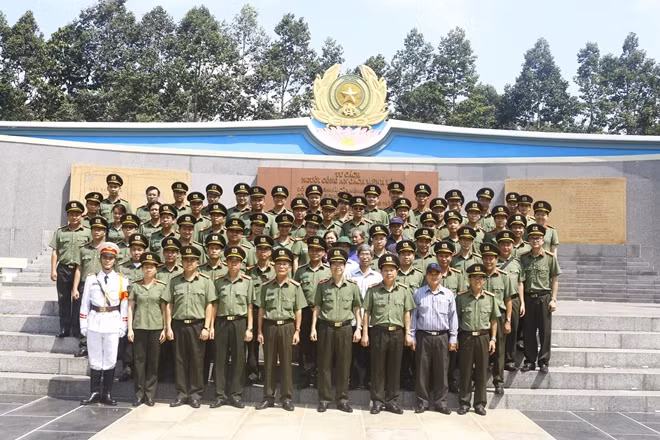 Các đại biểu tham dự Lễ Dâng Hương, dâng hoa tại tượng đài đồng chí Phạm Hùng - Cố Chủ tịch Hội đồng Bộ trưởng.
