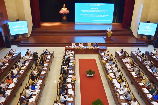 Gần 300 doanh nghiệp tham dự tại buổi gặp gỡ với lãnh đạo TP sáng 17-3.