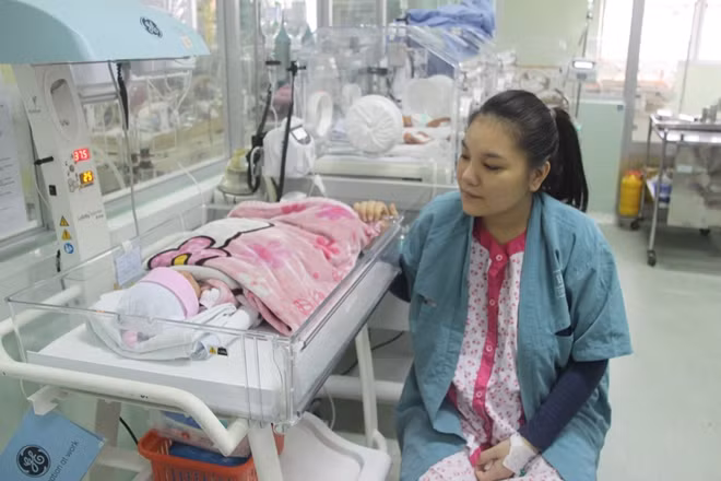 Mẹ con sản phụ đã được cứu sống an toàn sau ca phẫu thuật tối khẩn cấp.