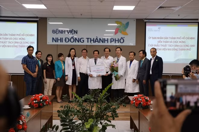Ê kíp phẫu thuật được nhận thưởng đột xuất 100 triệu đồng.