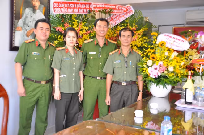 Trung tá Nguyễn Đức Vinh tặng lẵng hoa chúc mừng thầy trò Trường Đại học Cảnh sát Nhân dân(cơ sở Q.7 TP Hồ Chí Minh) và trường Cao đẳng An ninh Nhân dân II ( tại Đồng Nai)